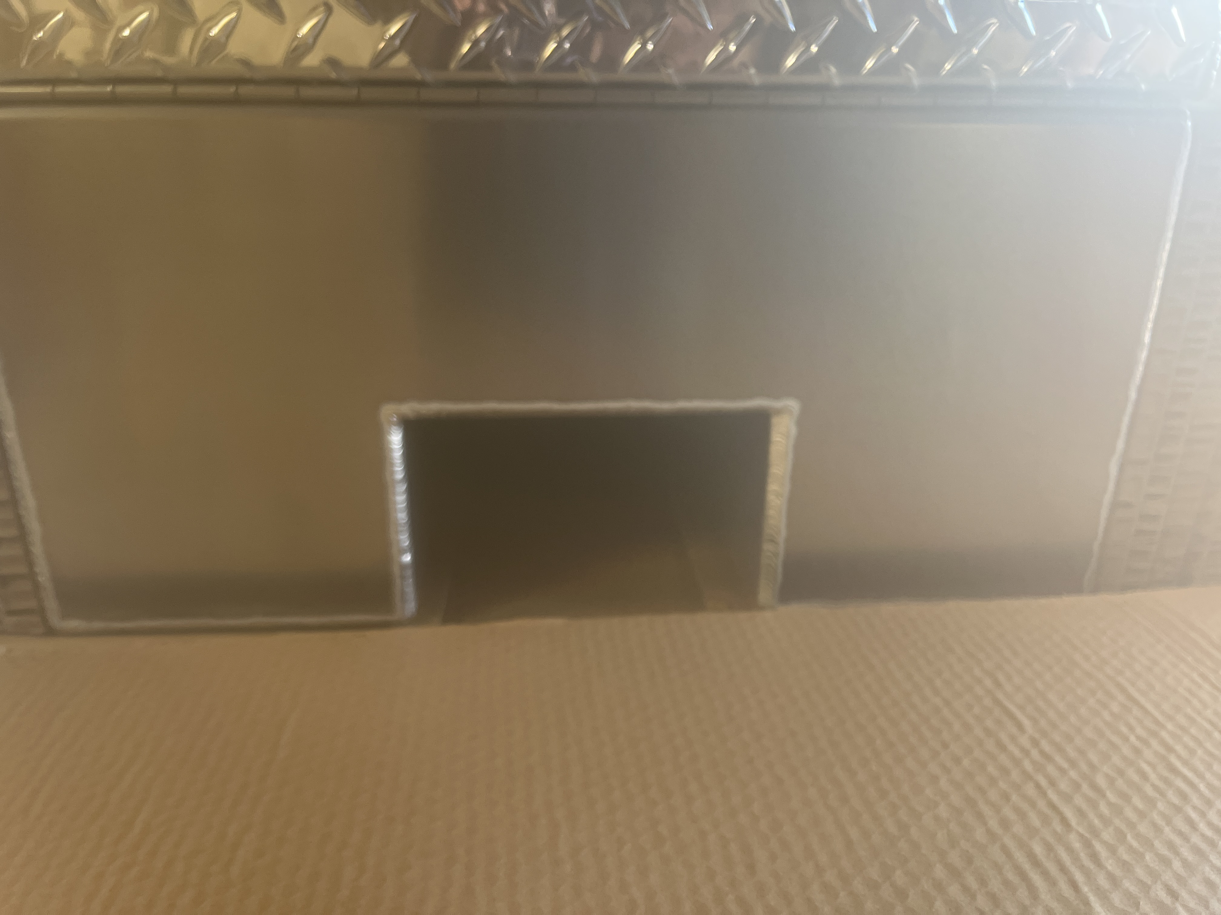 VEVOR Side Mount Aluminum Truck Bed Tool Box CXT2024TB-32 Diamond Plate Storage Chest detail photo 4