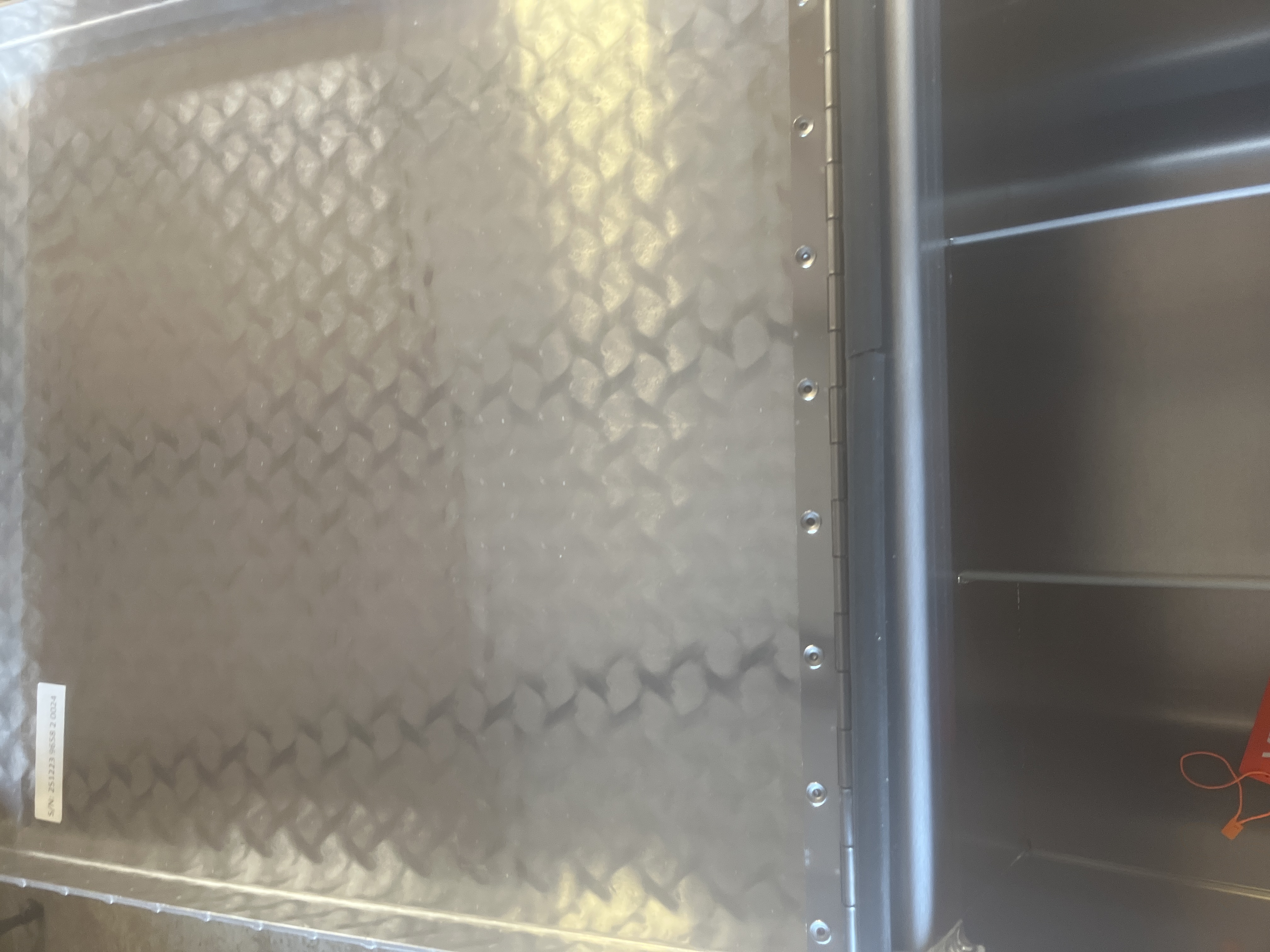 VEVOR Side Mount Aluminum Truck Bed Tool Box CXT2024TB-32 Diamond Plate Storage Chest detail photo 7