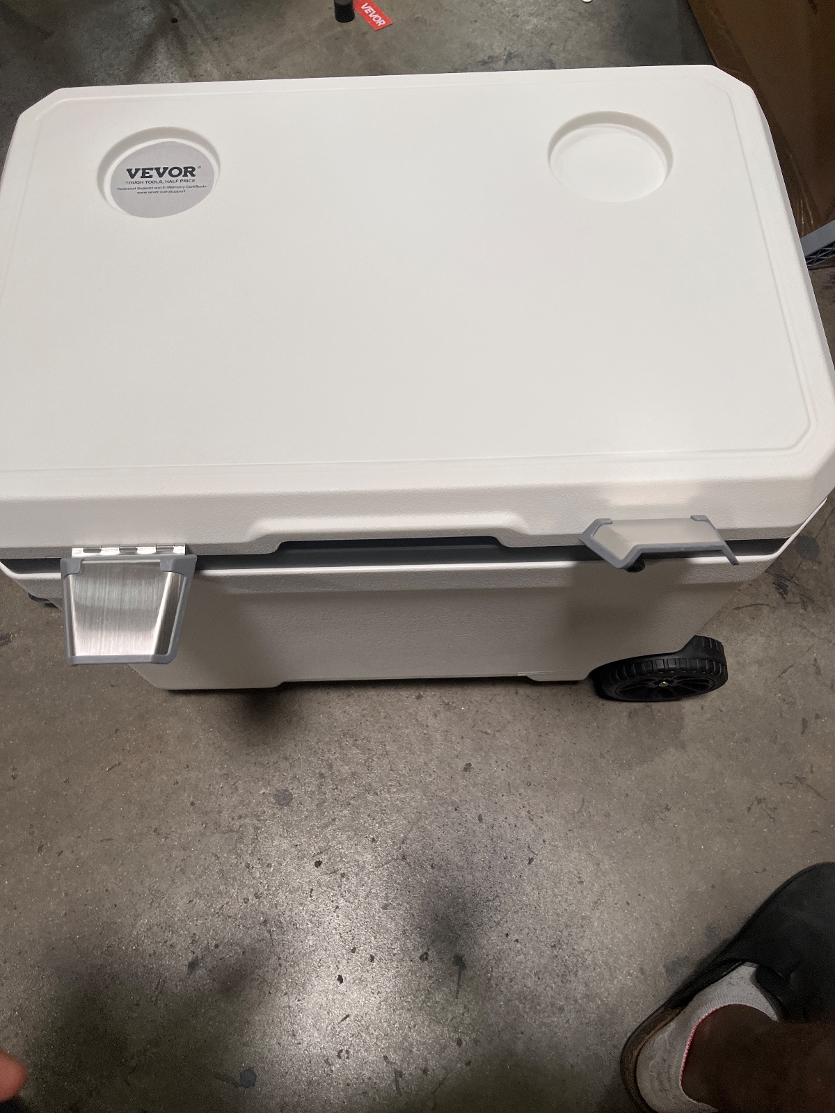 VEVOR 50 QT Wheeled Cooler Rotomolded Ice Chest with Pull Handle detail photo 3