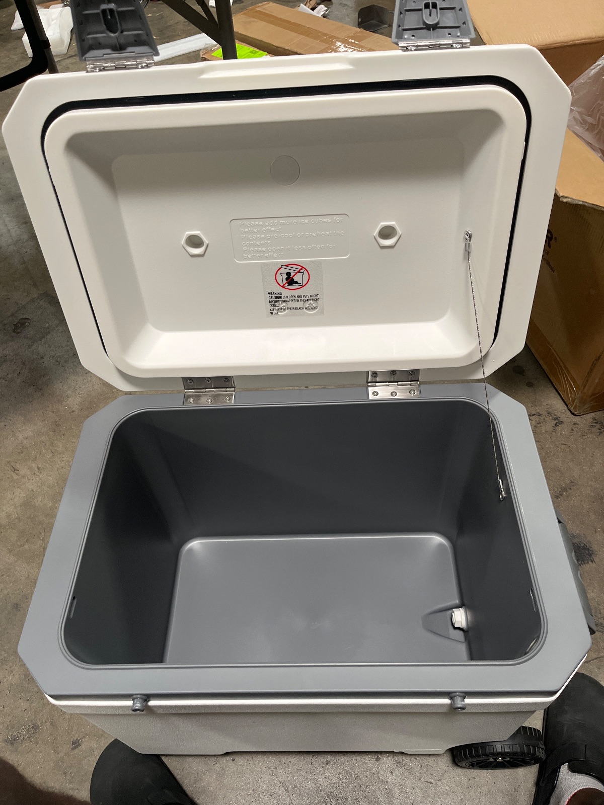 VEVOR 50 QT Wheeled Cooler Rotomolded Ice Chest with Pull Handle detail photo 4