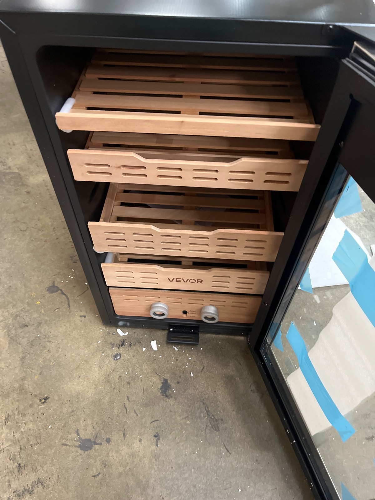 VEVOR 80L Compressor Cigar Humidor Cabinet with Spanish Cedar Shelves detail photo 2