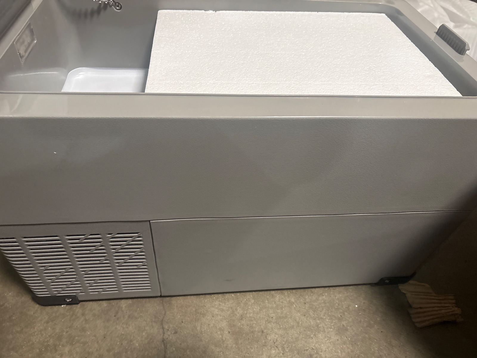 VEVOR 12V Portable Car Refrigerator 47.5 Quart 45L Compact RV Freezer detail photo 6