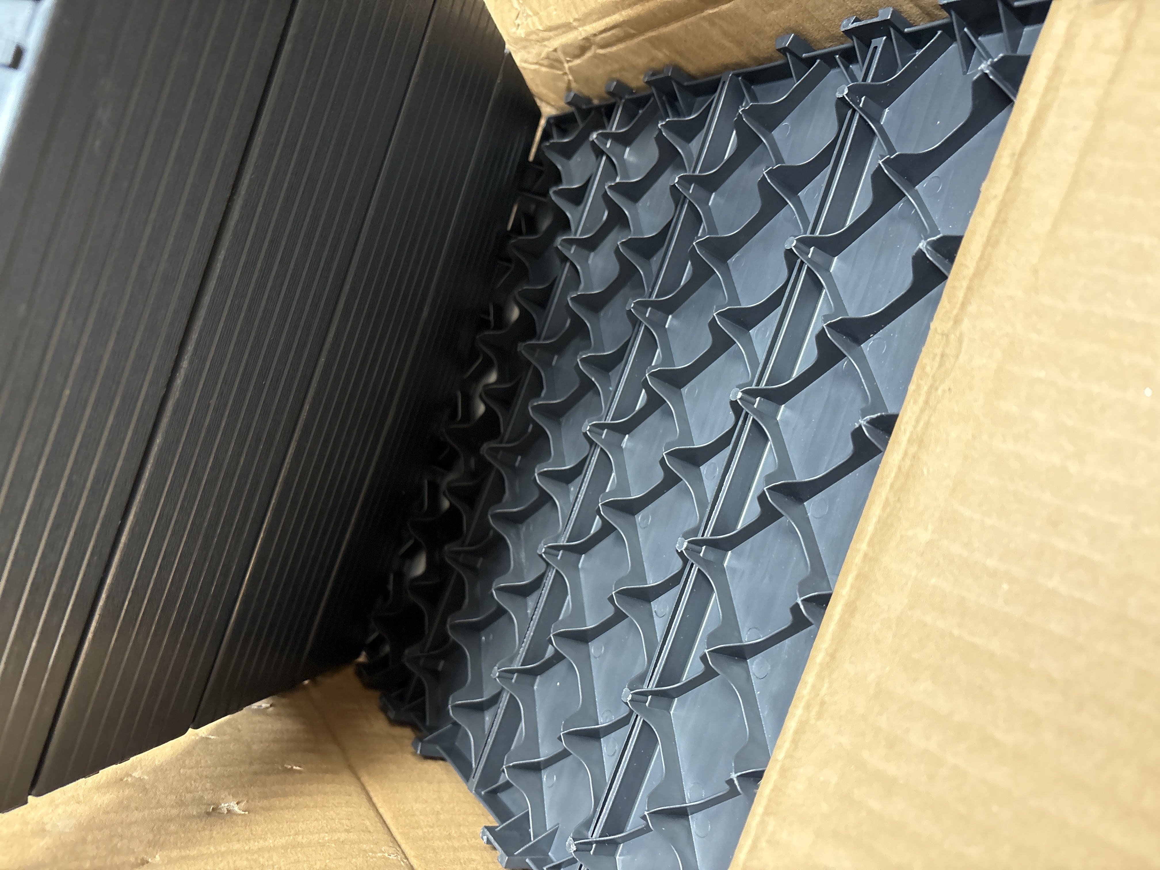 VEVOR 6-Foot Black HDPE Bottom Locking Chain Link Fence Privacy Slats detail photo 2