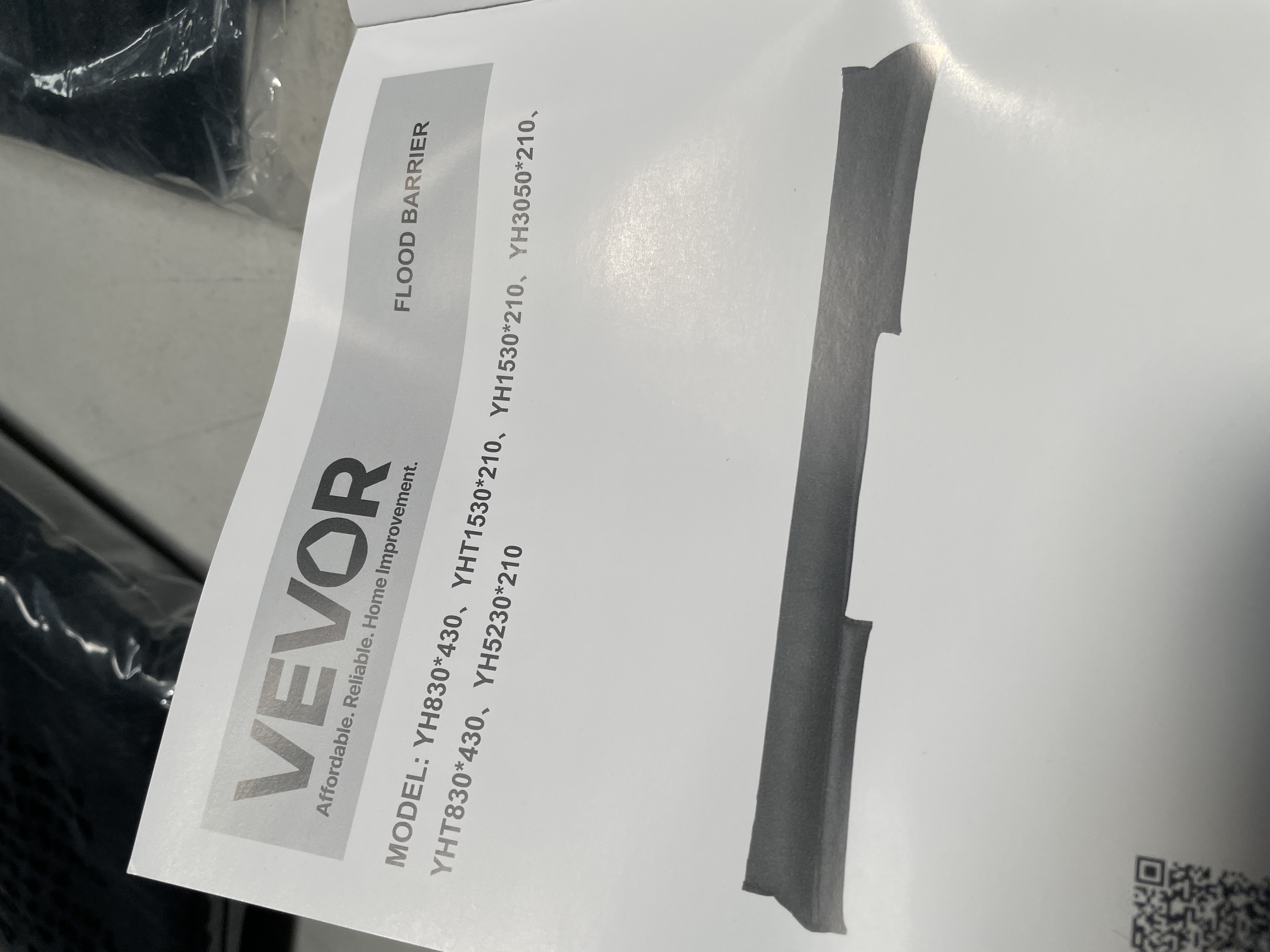 VEVOR Flood Barrier 4 Pack Water Activated 5x0.7 ft Sandless Sandbags detail photo 4