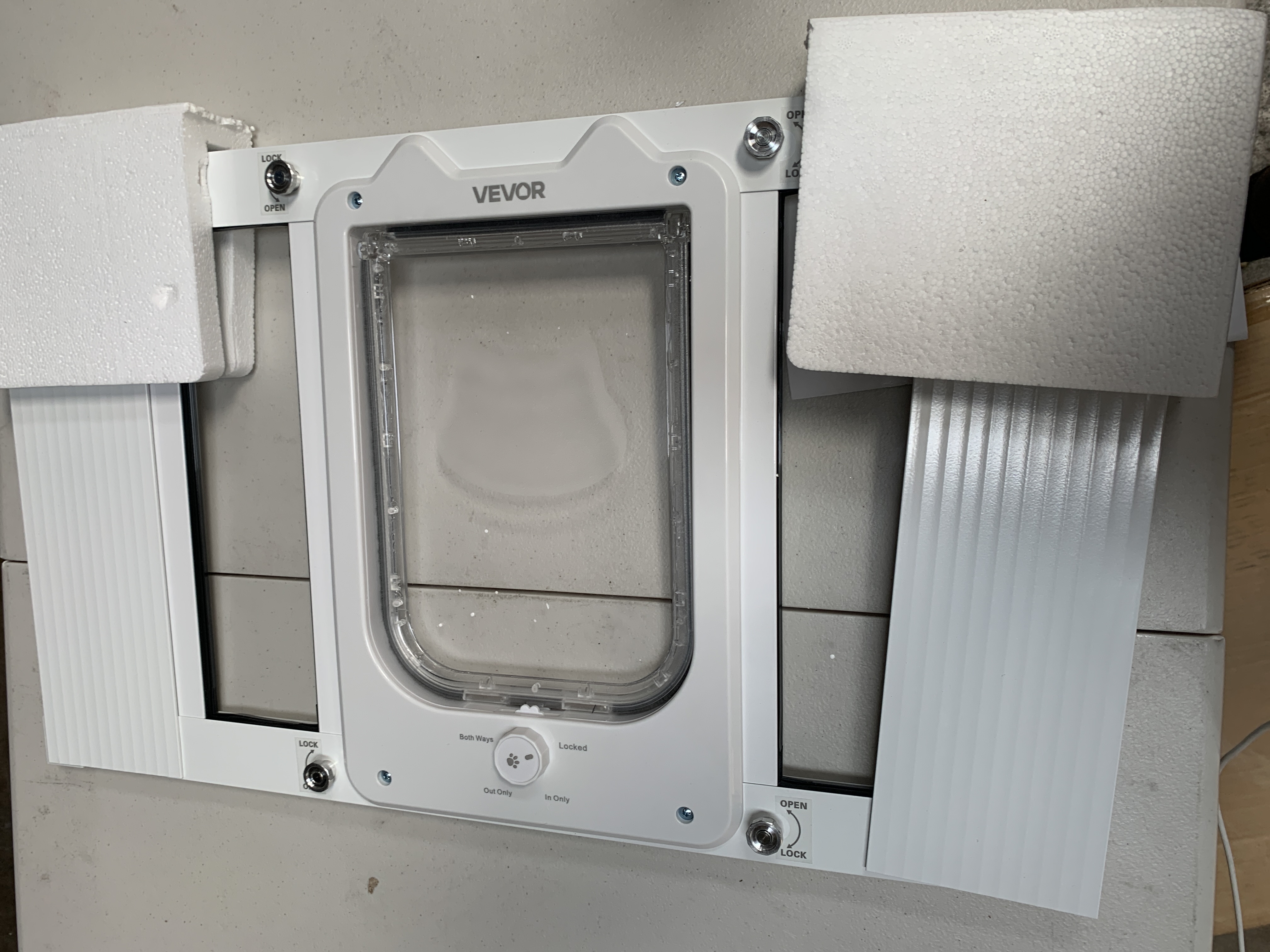 VEVOR 4-Way Locking Pet Door for Windows and Sliding Doors detail photo 3