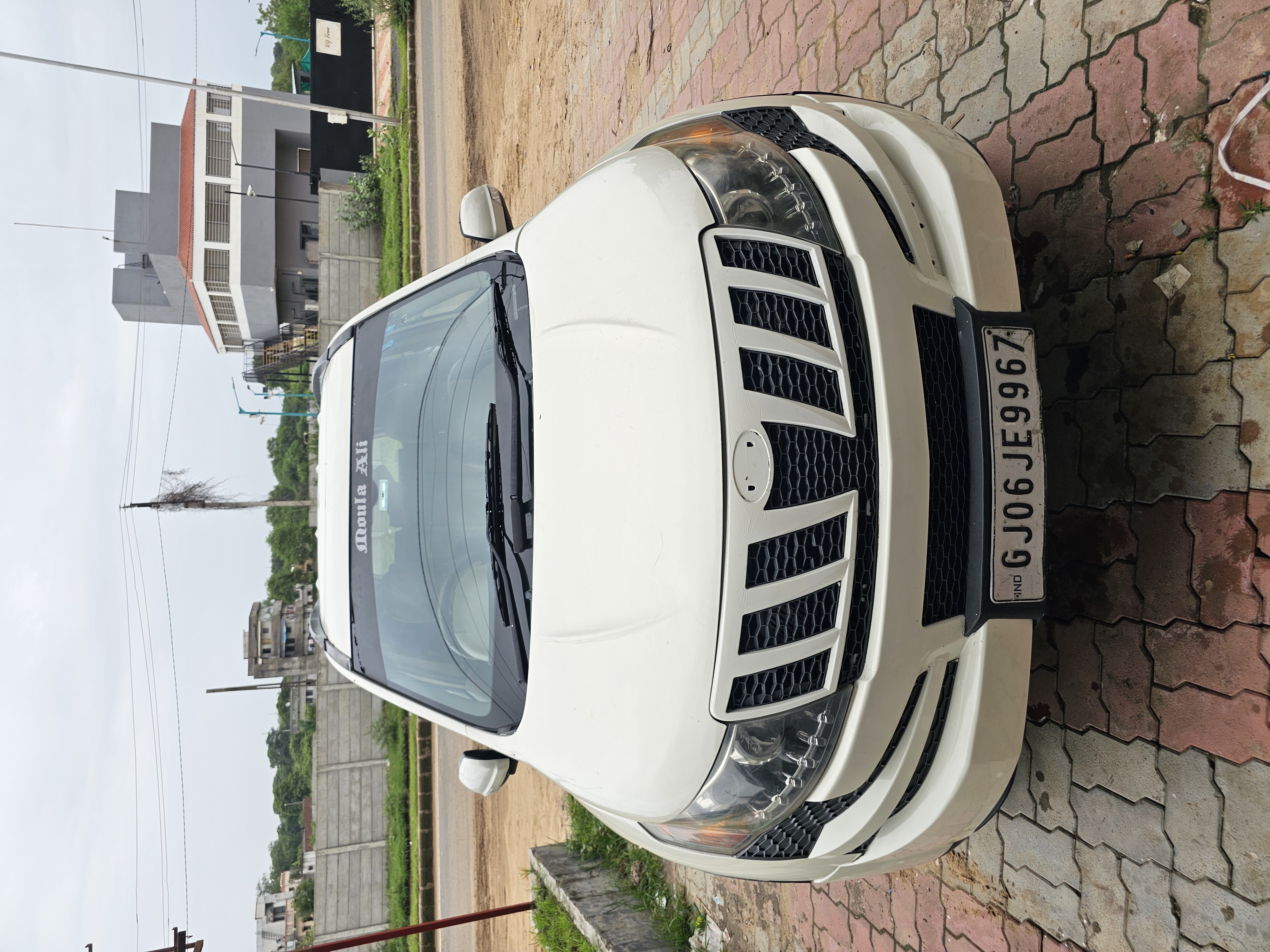 Xuv500 w8 — image 1