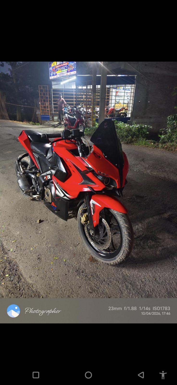 Bajaj Rs 200 — photo 1