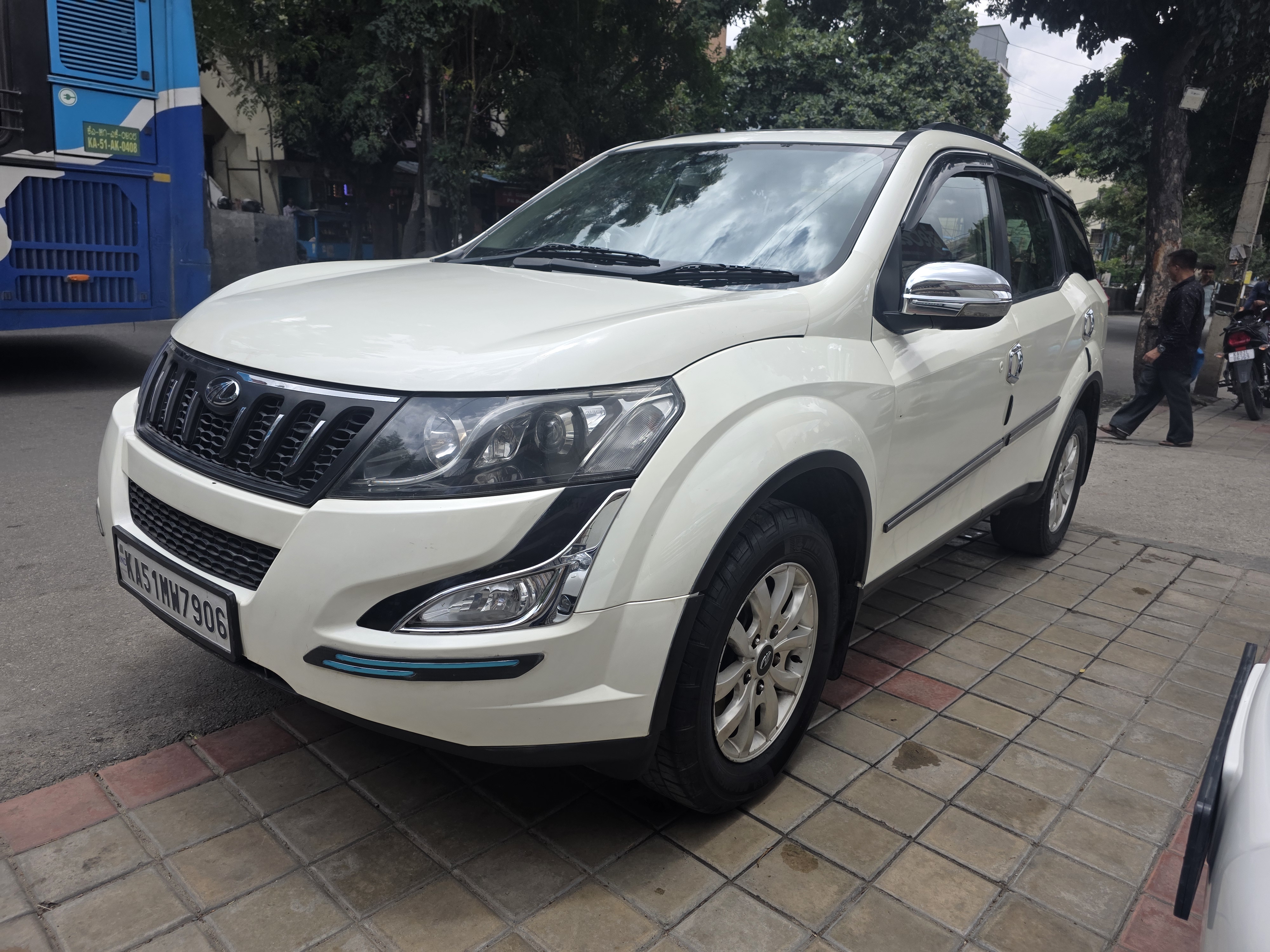 Mahindra XUV 500 w10 — image 1