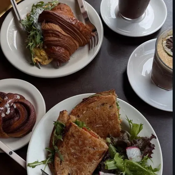 2026-04-13 - 見了大學時的朋友，(≧∇≦)那個朋友前陣子在土耳其被求婚了，因為要上來台北拿花，所以就約一下，想想高中身邊好多人都結婚生小孩了，結果自己身邊現在一個影都沒有，我真的可以找到那個人嗎～～幸好現在我