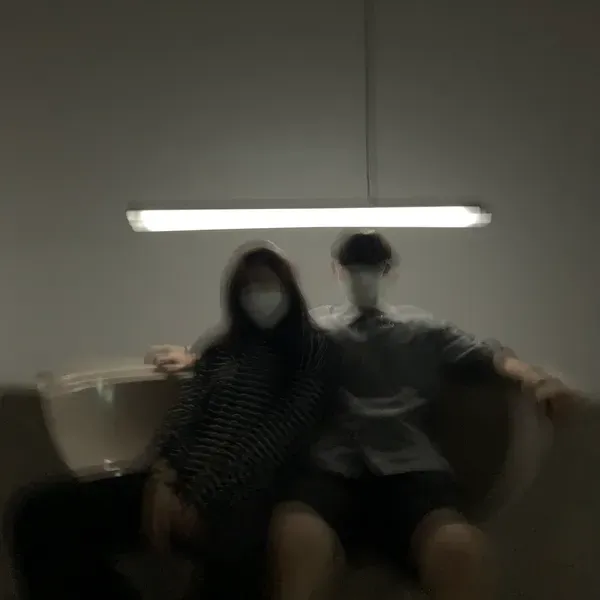 親愛的你 - 那個早晨,我們最後一次擁抱
真希望那是一個面對早晨的擁抱
因為那個擁抱之後,我們的人生就分岔了…