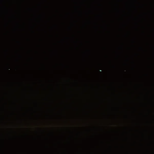 金魚 - 我很喜歡夜晚,尤其是深夜12.~2.的這段時間,生活忙了一天,此時對我來說就是個充電的時光,享受一個人在深夜做事、聽音樂、滑滑手機、看個影片,享受沒有人打擾的時光。
孤獨從來就不是沒