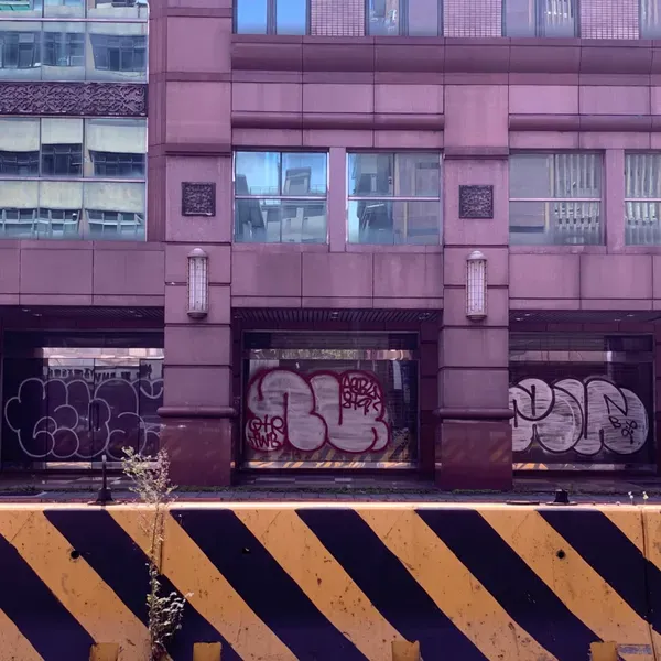 城市旅人 - 即將被拆的建築物,透過城市旅人所留下的印記,讓路過的人們可以產生一點點奢侈的留念。