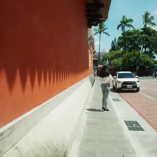 Still Waiting - 在高中的畢業旅行,我意外知道我當時暗戀的女生想去營區裡面的一座塔去晃晃,於是晚上我自己先跑上去在上面等待她出現,想製造一個巧遇的邂逅
不過她始終沒有出現,於是我便悻然離開了
<