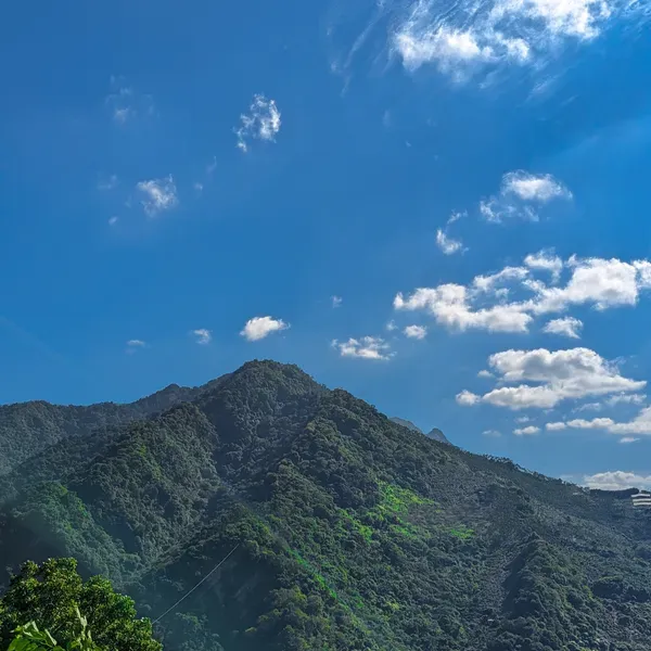 天川 - 曾經夢到去一個半山腰上的博物館，和管理員的關係蠻好的，後來時隔幾年又夢到去同一個博物館，管理員和我打招呼「好久不見」，也在那裡遇到很多以前的同學朋友。

後來都沒再夢到了，那裡是我很想