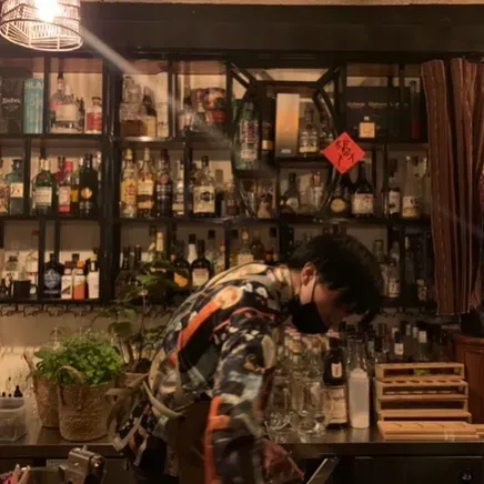吧台 - 在吧台可以看到不同來來去去的客人，隨著緩緩的啜飲酒精，從清醒到醉意微醺。此時，人們偽裝的盔甲已卸下，開始流露出內心深處的自已，也開始不會在乎別人的眼光。你、我、他，彼此關心著一言一句，即使這個夜