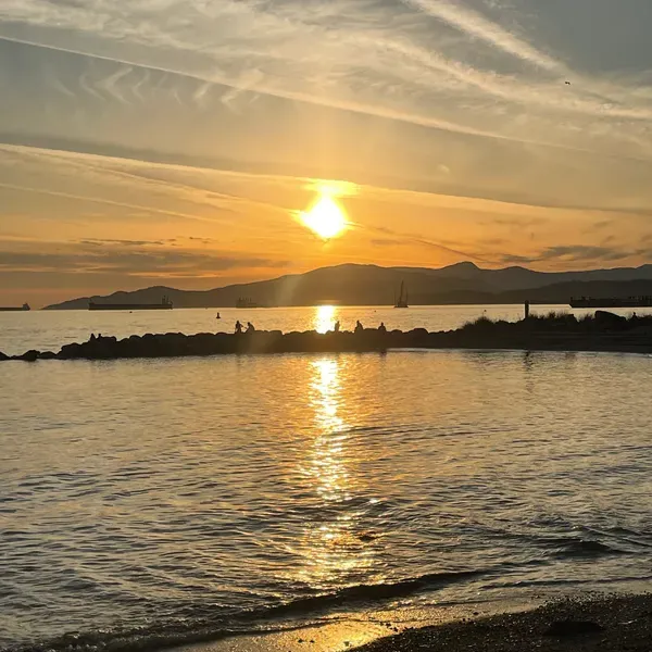 Kimi - 我討厭看夕陽，以前的我總覺得夕陽就跟我的生命一樣，看得到但是越來越暗，想嘗試挽回一點，卻像是101的電梯一樣高速下樓。

前陣子的我到溫哥華的sunset beach，那邊的海岸線和夕