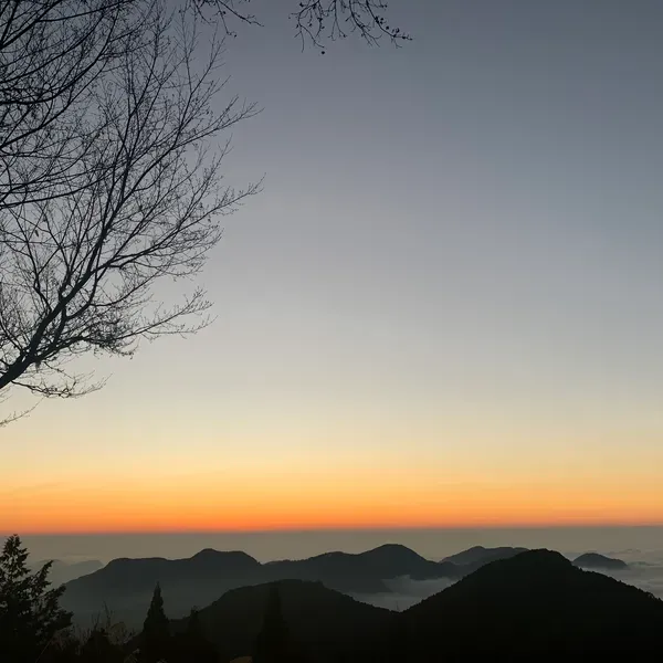 Xian - 對我而言,再怎麼熱鬧的城市、世界,更甚至全宇宙,一切都是孤獨的,因為存在的彼此都是「個體」。
每一天的交會,總是耗盡所有力氣,因此我每天都會把握自己獨處的機會,那樣的「孤獨」,是試著
