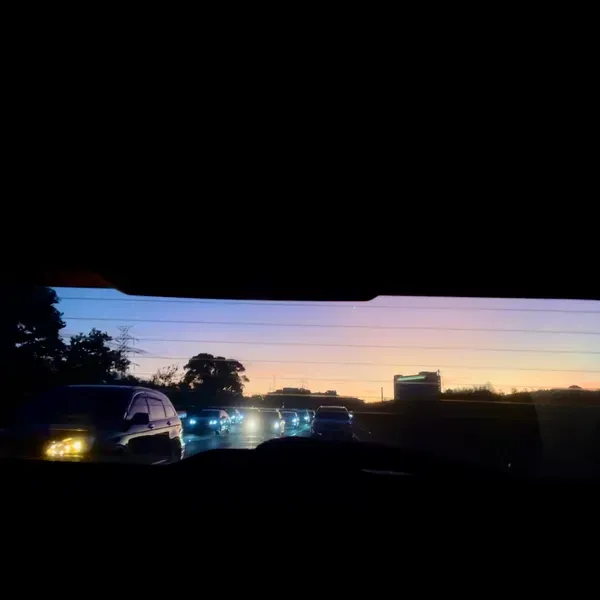 尋找樂趣中 - 在旅途結束回程的車上

輕輕靠在椅背和車窗中間的縫隙

儘管外面塞得水洩不通

但不經意抬頭一看就會發現

天空是那麼美

從一大片藍色中點綴的