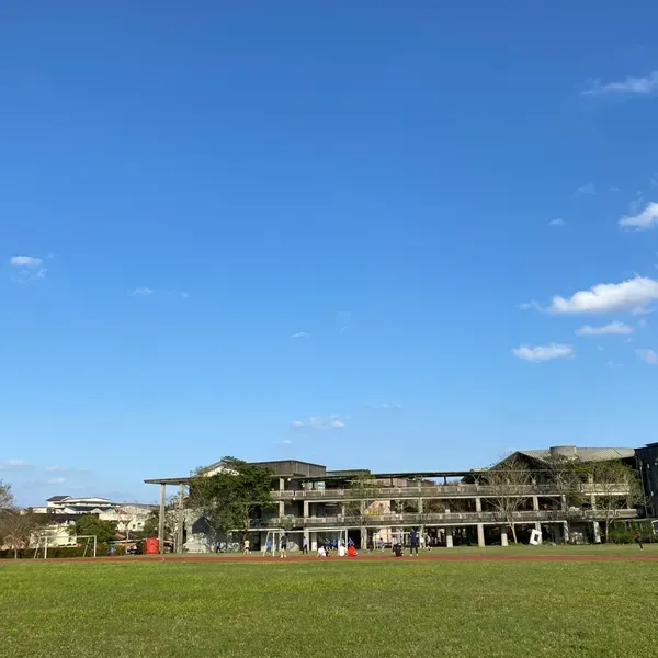 CTZ - 最深刻的是拍畢業照那天的陽光吧。正因為當時正值青春所以沒有察覺，過去了之後才發現那段是名為「青春」的時光，我曾經落入黑暗深淵，幸好我重新走向有光的地方，讓曾以為會悔恨的自己在畢業的時候沒有後悔的