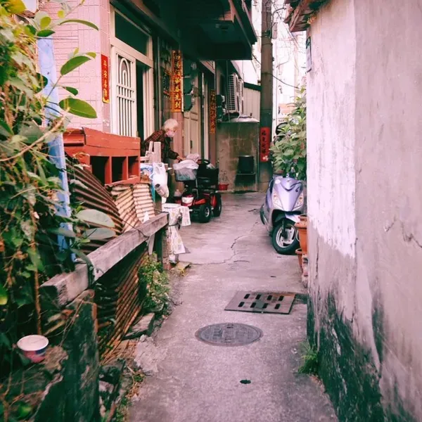 親愛的陌生人 - 我想住在鄉下的小房屋，早晨冥想和做瑜伽，接著煮好吃營養的食物，好好享用自己的料理，吃飽後，拿起畫筆隨著心情揮灑創意，又或者拿起相機拍下附近巷弄間的景色。