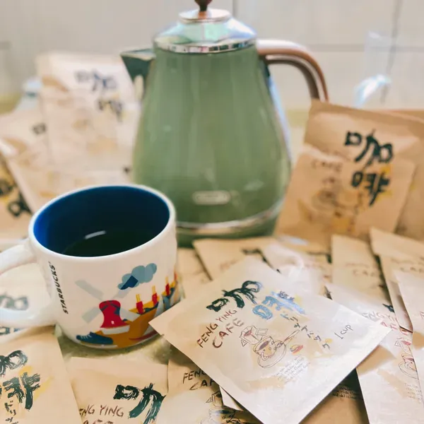 Anne - 不論是現磨豆手沖咖啡，還是偷懶方便的耳掛包，在用手沖壺慢慢注入熱水的時光，是一天大腦開機的儀式。撲鼻而來咖啡香氣，咖啡浸潤濾成咖啡，好好的享受一杯咖啡時光，能讓心平靜下來，能讓我思緒變得清晰。<