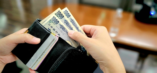 Should men pay on the first date?