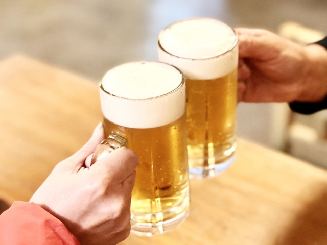 Is it okay to look at your phone while drinking with someone? Yes or No?