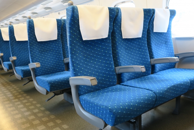 Are Shinkansen armrests first-come, first-served, or should they be shared halfway?