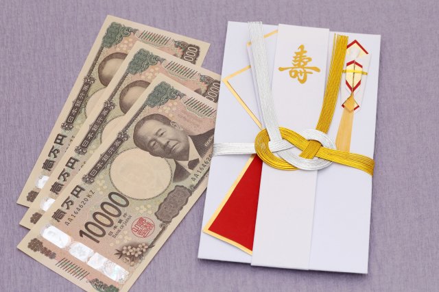What is the etiquette for wedding gift money? Should the going rate be followed, or should it be based on personal feelings?