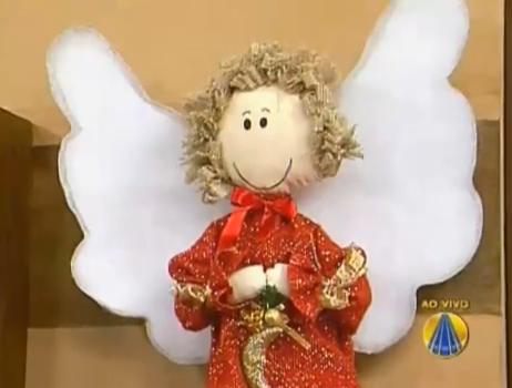 Artesã ensina confecção de anjo natalino de tecido