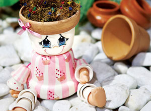 Boneca feita com vasos