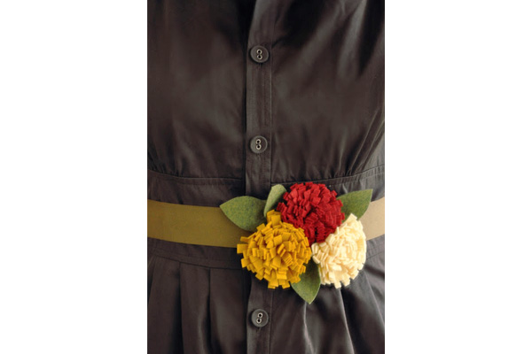 Cinto com flores de feltro