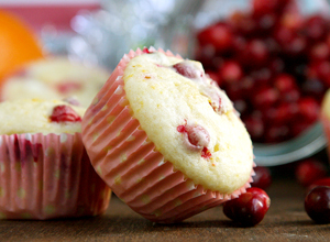 Muffins de laranja e cramberry com gotas de chocolate branco