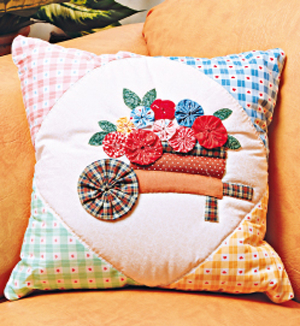 Almofada estampada com fuxico