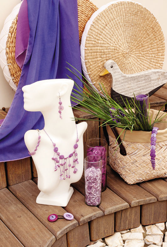 Conjunto de brincos e colar com botões