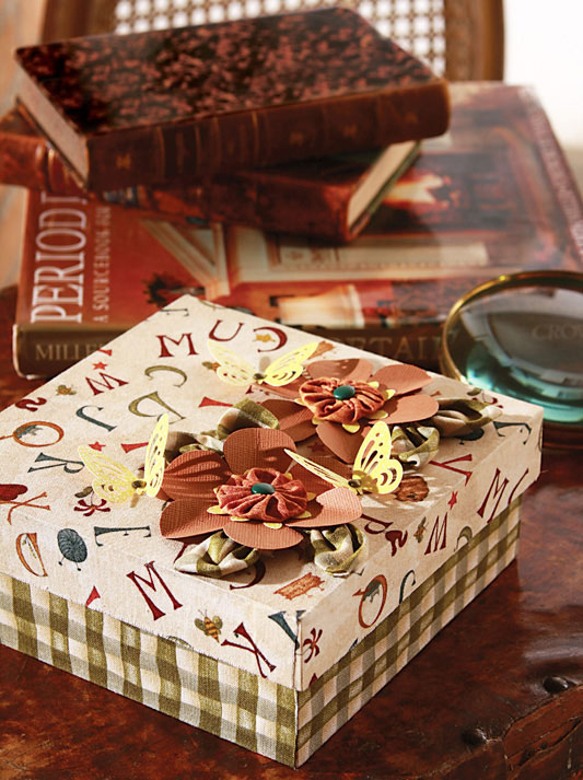 Caixa forrada com tecido e detalhes em scrapbooking