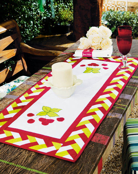 Trilho de mesa de patchwork com barrado em trança caipira