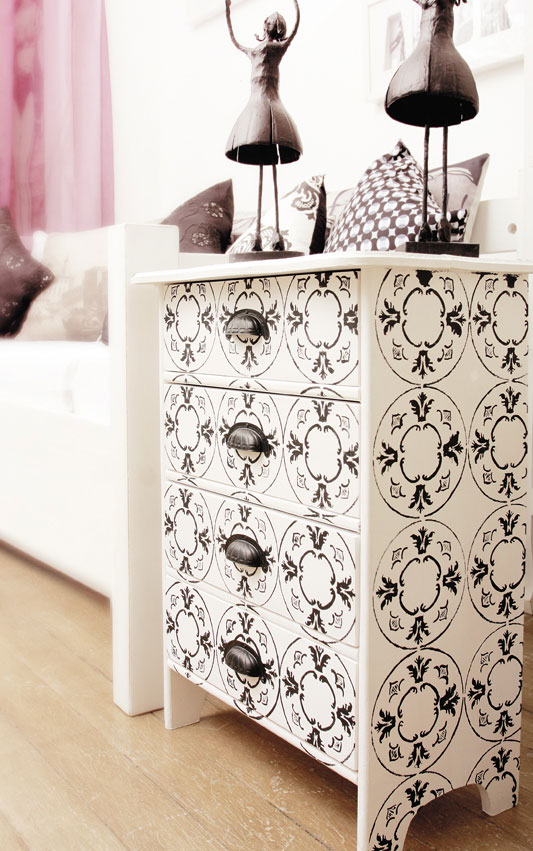 Cômoda restaurada com stêncil