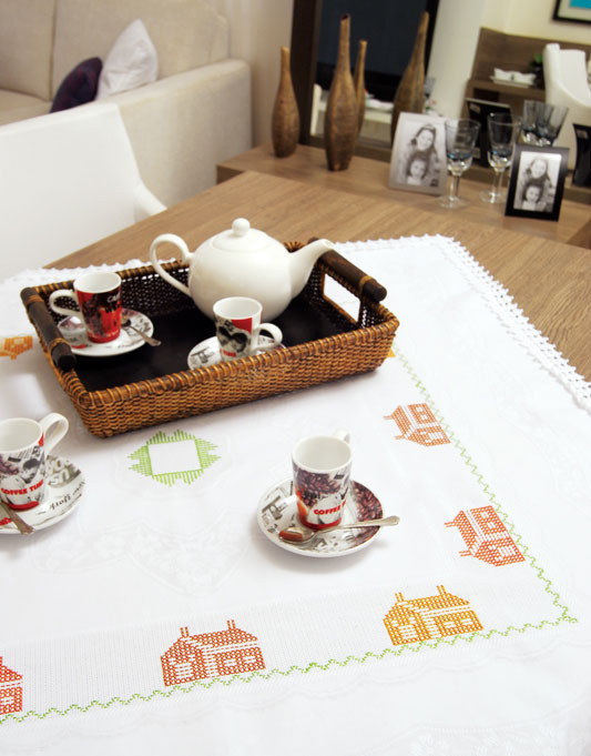 Toalha de mesa de ponto cruz com barrado em crochê