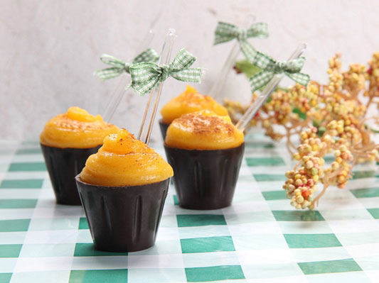 Copinhos de chocolate com doce de batata doce