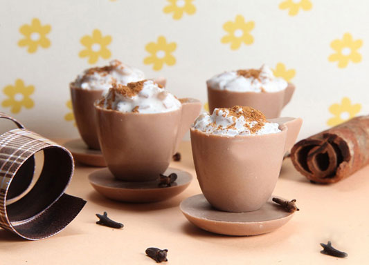 Xícara de chocolate com arroz-doce cremoso