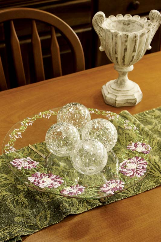 Pintura floral traz personalidade à fruteira de vidro
