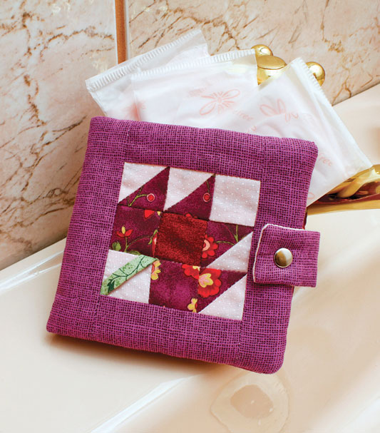 Porta-absorventes feito com patchwork. Sempre te acompanha