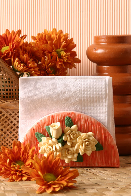 Porta-guardanapos com flores de biscuit