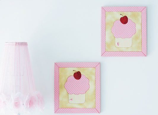 Quadro em carton mousse com cupcakes para o quarto do baby