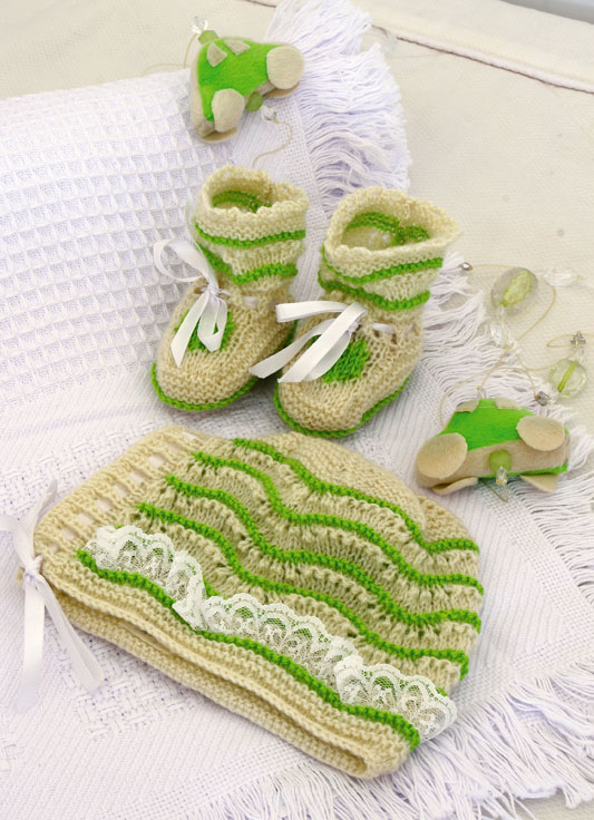 Sapatinho cru e verde e touca com rendinha. Tricô para o baby!