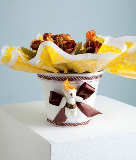 Vaso de flor decorado com roupinhas de bebê