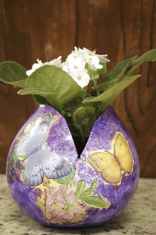 Vaso de cabaça com découpage de flores e borboletas