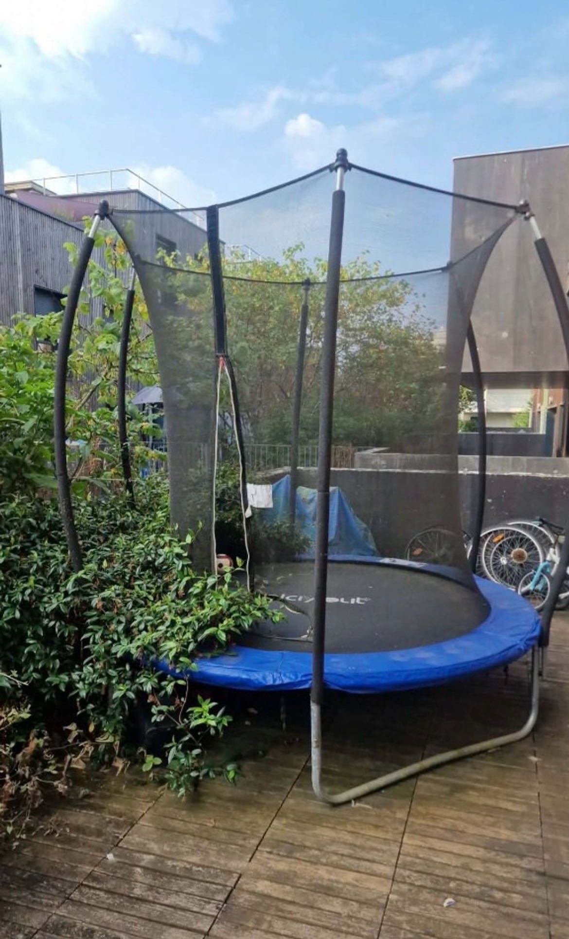 Trampolin att hämta gratis – bortskänkes nära Sverige