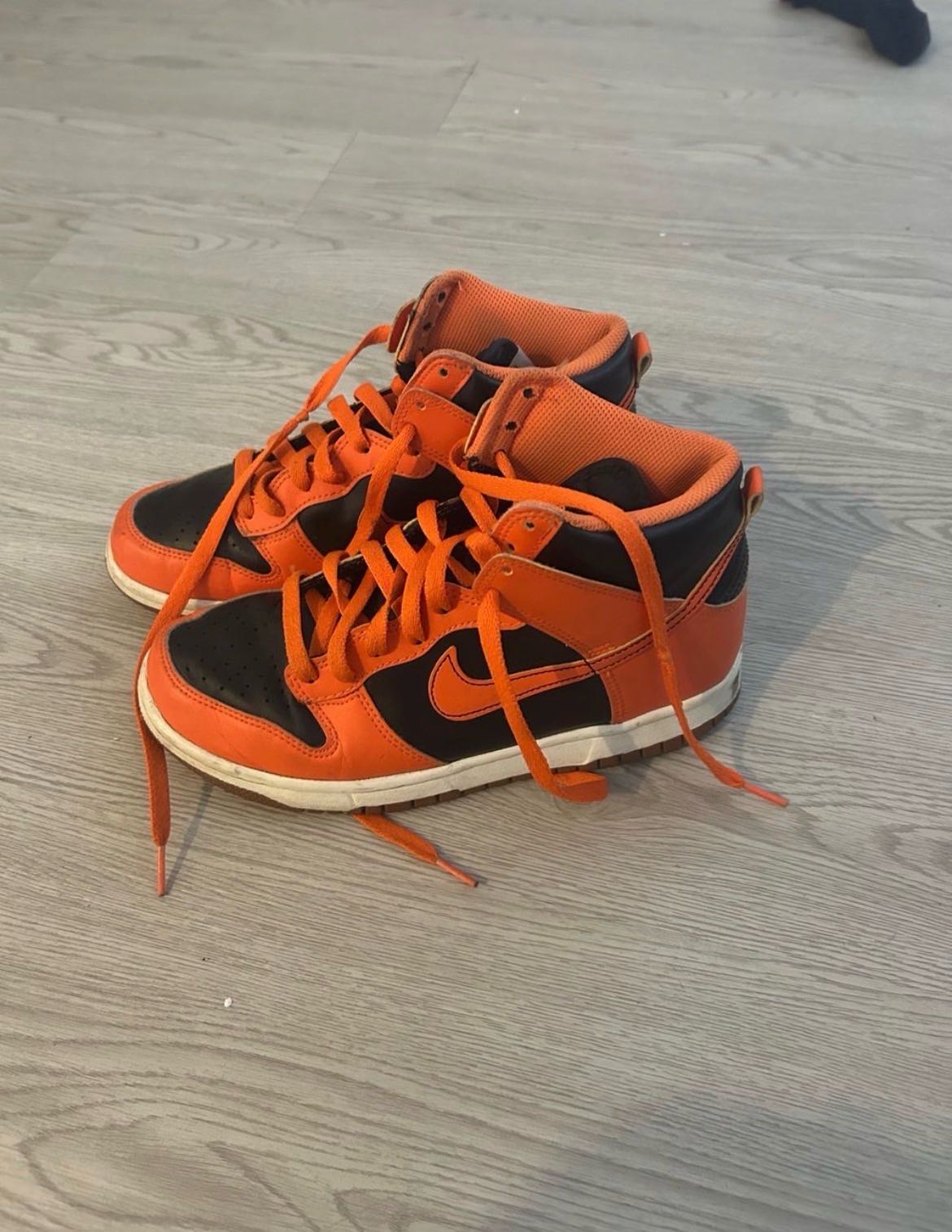 Ett par höga sneakers i orange – bortskänkes nära Sverige